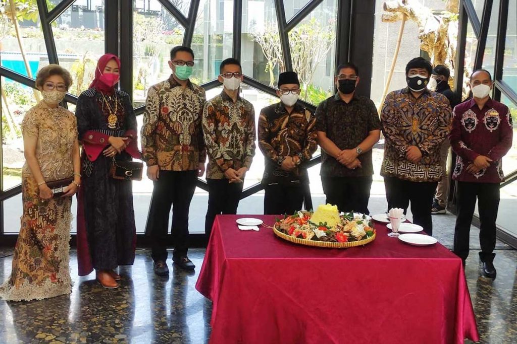 Walikota diapit para jajaran petinggi Grand Mercure Malang Mirama, usai potong tumpeng. (rhd) - Walikota Malang Resmikan Grand Mercure Malang Mirama, Tandai Bangkitnya Perekonomian