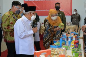 Wapres KH Makruf Amin didampingi Gubernur Jatim Khofifah Indar Parawansa saat meninjau pembangunan Kawasan Industri Halal Sidoarjo Safe ‘n Lock Halal Industrial Park di Sidoarjo, Jawa Timur, Kamis (30/9/2021) - Wapres: Indonesia Miliki Potensi Besar Pengembangan Industri Halal
