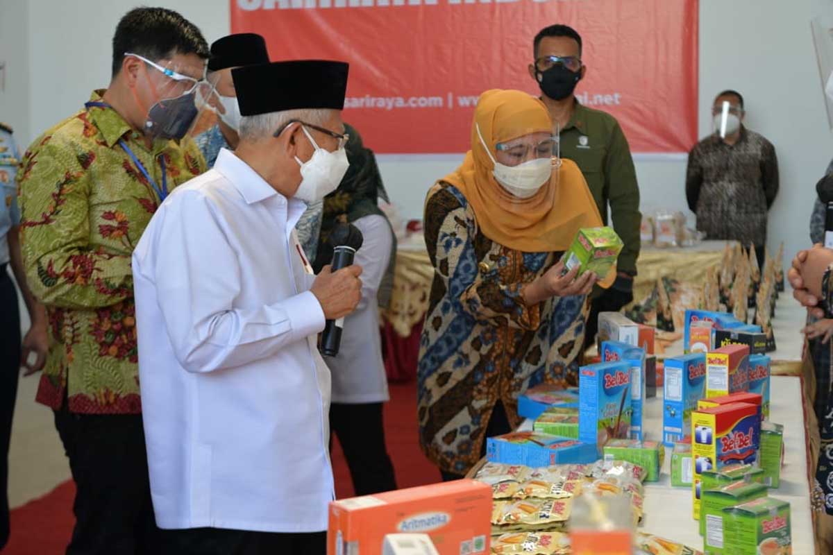 Wapres KH Makruf Amin didampingi Gubernur Jatim Khofifah Indar Parawansa saat meninjau pembangunan Kawasan Industri Halal Sidoarjo Safe ‘n Lock Halal Industrial Park di Sidoarjo, Jawa Timur, Kamis (30/9/2021) - Wapres: Indonesia Miliki Potensi Besar Pengembangan Industri Halal