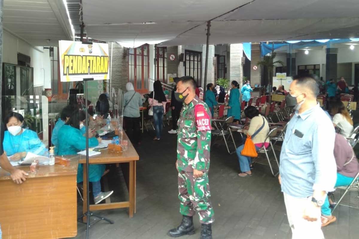Warga Pisangcandi vaksinasi di Gereja Katolik St Vincentius. (ist) - 250 Warga Pisangcandi Vaksinasi di Gereja Katolik St Vincentius