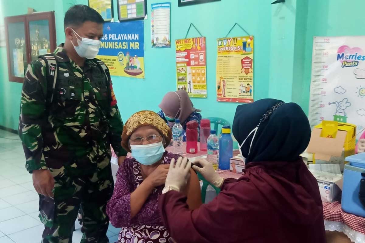 Warga lansia Purwantoro menerima vaksin dosis 1 Sinovac. (ist) - 160 Warga Purwantoro Vaksin Dosis 1 Sinovac