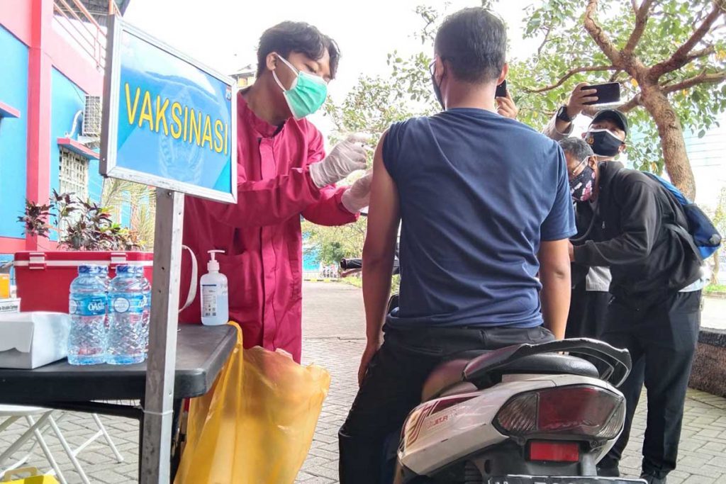 Warga yang menggunakan sepeda motor juga divaksin. (jaz) - Polresta Makota Vaksinasi 50 Warga Via Drive Thru