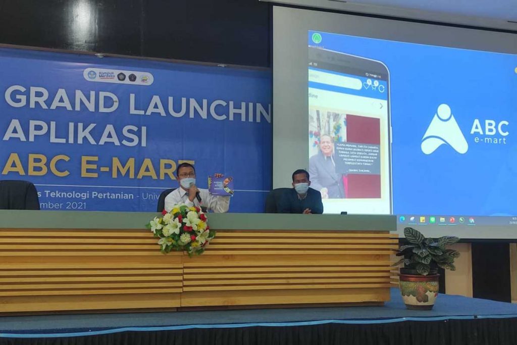 Yusuf Hendrawan dan Mochammad Rofiul Qorni, saat launching ABC E-Mart dan rujukan buku produk yang dimasukkan. (rhd) - Dari Oleh Untuk Mahasiswa, FTP UB Luncurkan Aplikasi Marketplace ABC E-Mart