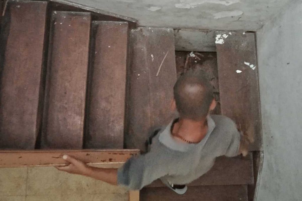 Anak tangga yang lapuk di Gedung Kesenian Gajayana. (jaz) - Miris, Wajah Bopeng Gedung Kesenian Gajayana