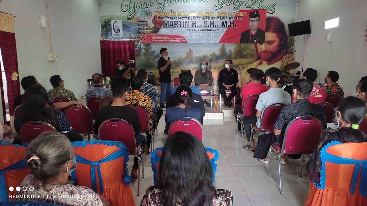Anggota DPRD Provinsi Jatim dari FPDIP, Martin saat menggelar reses di Kecamatan Siliragung, Banyuwangi. (Pdt) - Anggota DPRD Provinsi Jatim Dari FPDI Perjuangan Reses di Banyuwanngi