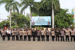 Anggota Polri dan ASN Polres Kediri Kota yang Purna Bakti dilepas di Mapolres Kediri Kota yang dipimpin langsung oleh Kapolres Kediri Kota, AKBP Wahyudi S.I.K., MH, Senin (22/11/2021) - Purna Bakti 59 Anggota Polresta Dilepas dengan Pedang Pora