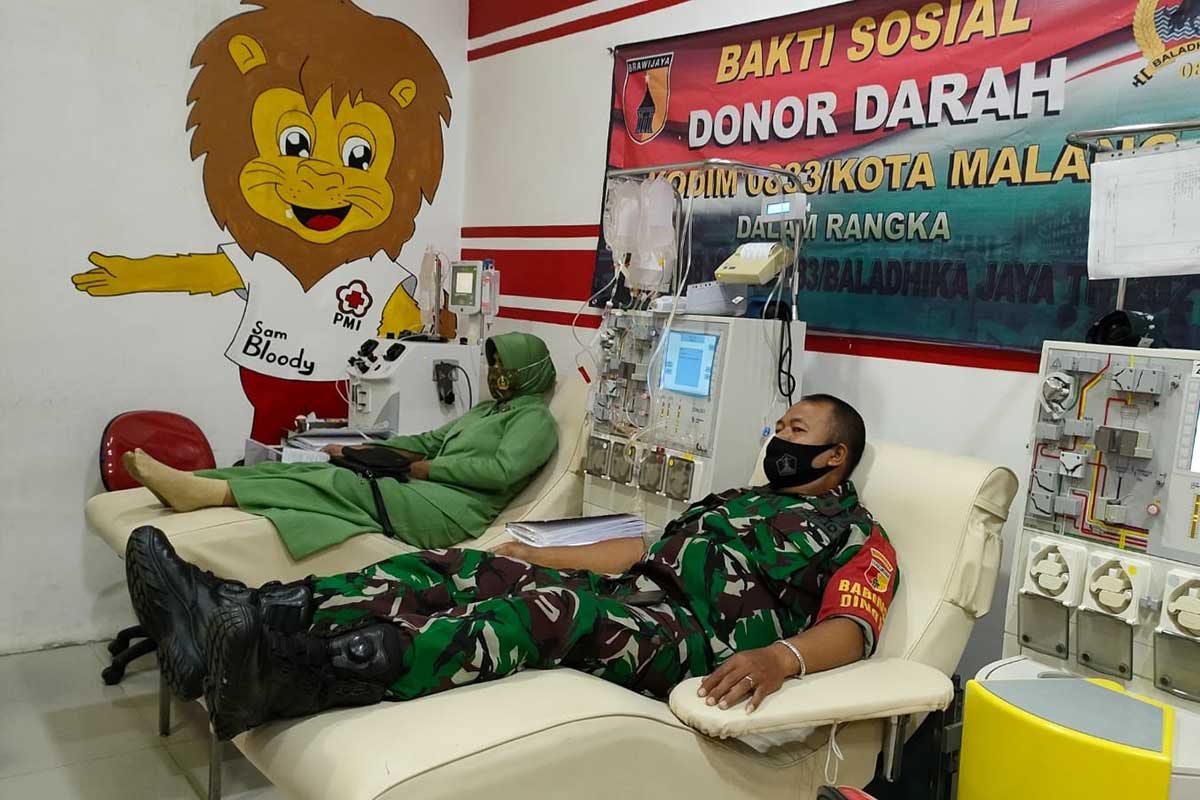 Anggota TNI dan Persit mengikuti donor darah. (ist) - Kodim 0833 Helat Donor Darah HUT ke-58 Korem 083/Bdj