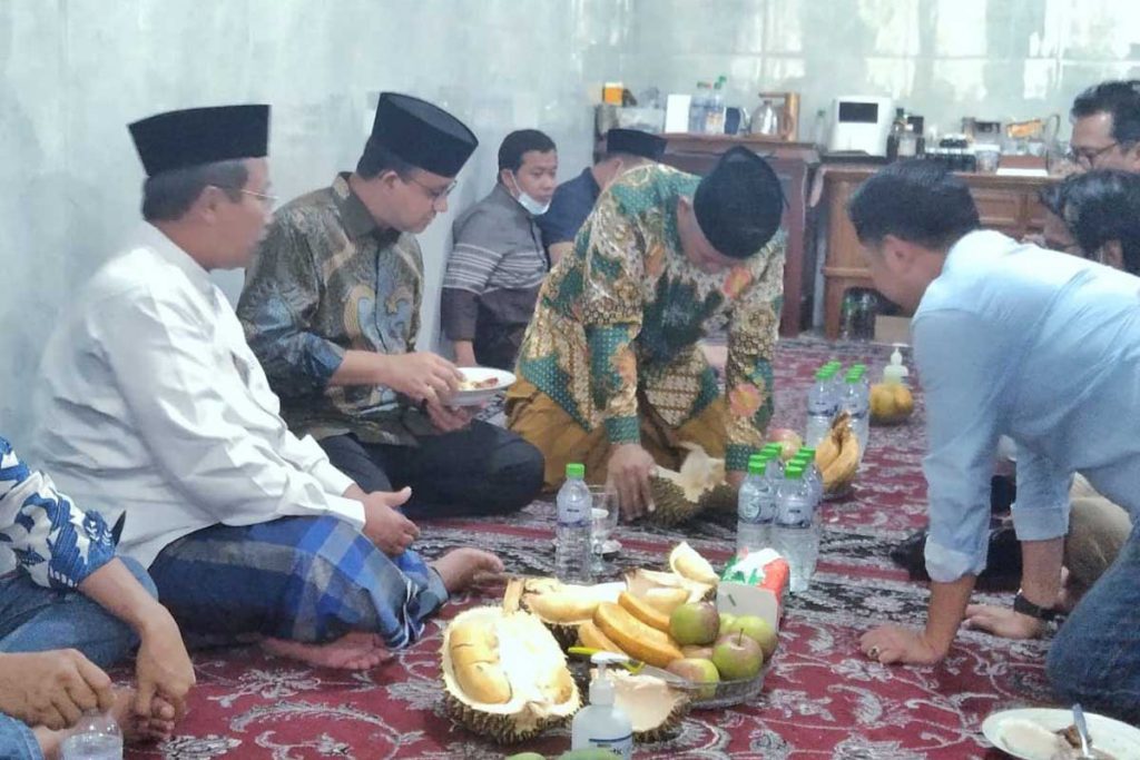 Anies Baswedan ramah tamah bersama Kiai Marzuki dengan suguhan durian asli Malang. (jaz) - Ditanya Maju RI1, Anies Baswedan: 2024 Ada Apa?