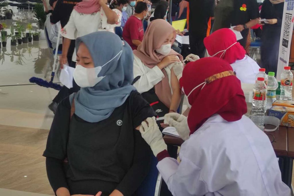 Animo masyarakat mendapatkan vaksin. (rhd) - Wamendes Apresiasi UWG Gelontorkan 5.000 Dosis Vaksin