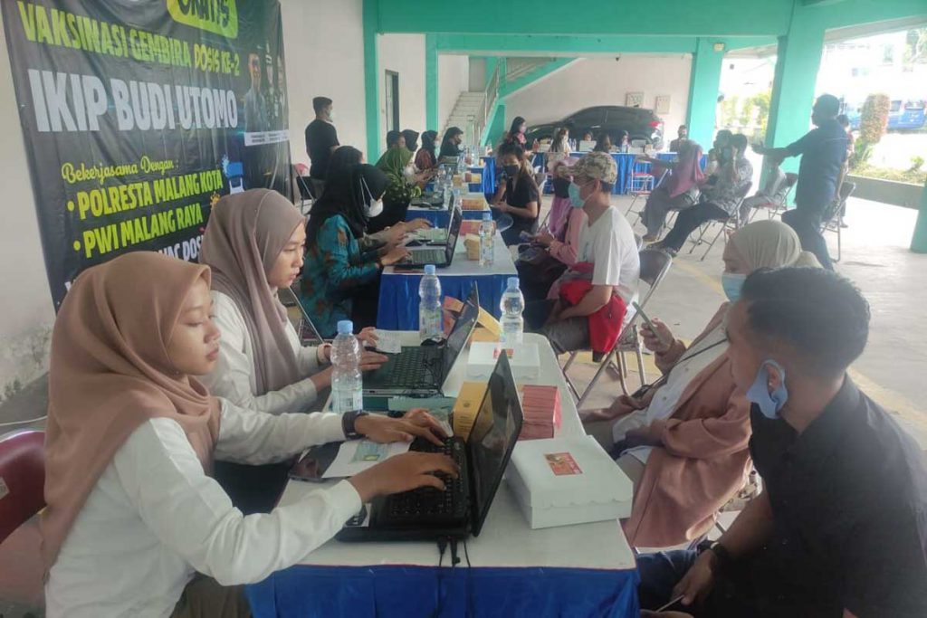 Animo masyarakat mengikuti vaksinasi dosis kedua. (rhd) - PWI Malang Raya, Polresta Makota dan IBU Malang Sukseskan Herd Immunity dengan Vaksinasi Dosis II