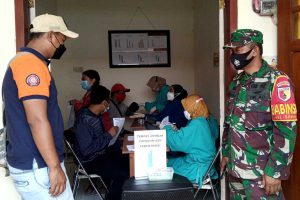 Babinsa-Bhabinkamtibmas mengawal vaksinasi di Puskesmas Janti. (ist) - 150 Warga Sukun Vaksinasi Kedua di Puskesmas Janti