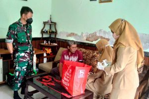 Babinsa kawal vaksinasi lansia door to door. (ist) - Babinsa Kota Malang Kawal Vaksinasi Lansia Door to Door