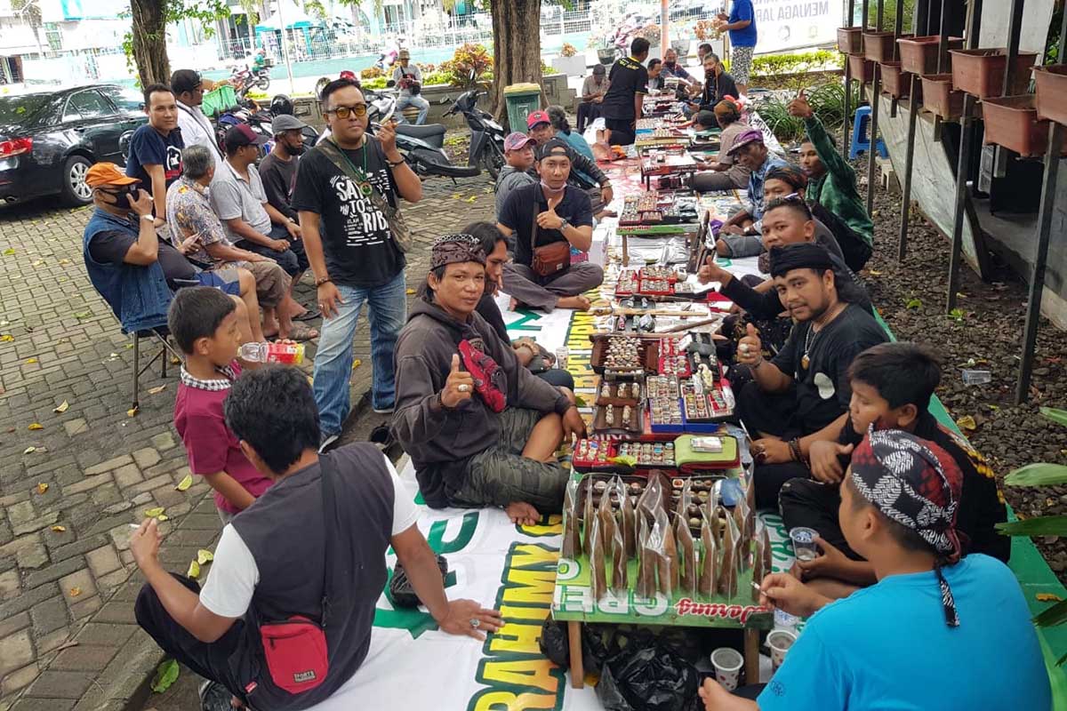 Batu permata berbagai jenis di pamerkan, dan dijual belikan (Foto: Kuryanto) - Ingin Miliki Barang Antik Dan Batu Permata Berkualitas, Datang Aja Ke Banyuwangi