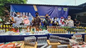 MUSNAHKAN: Bea Cukai Gresik saat melakukan rilis pemusnahan barang ilegal - Bea Cukai Gresik Musnahkan Ribuan Batang Rokok Ilegal