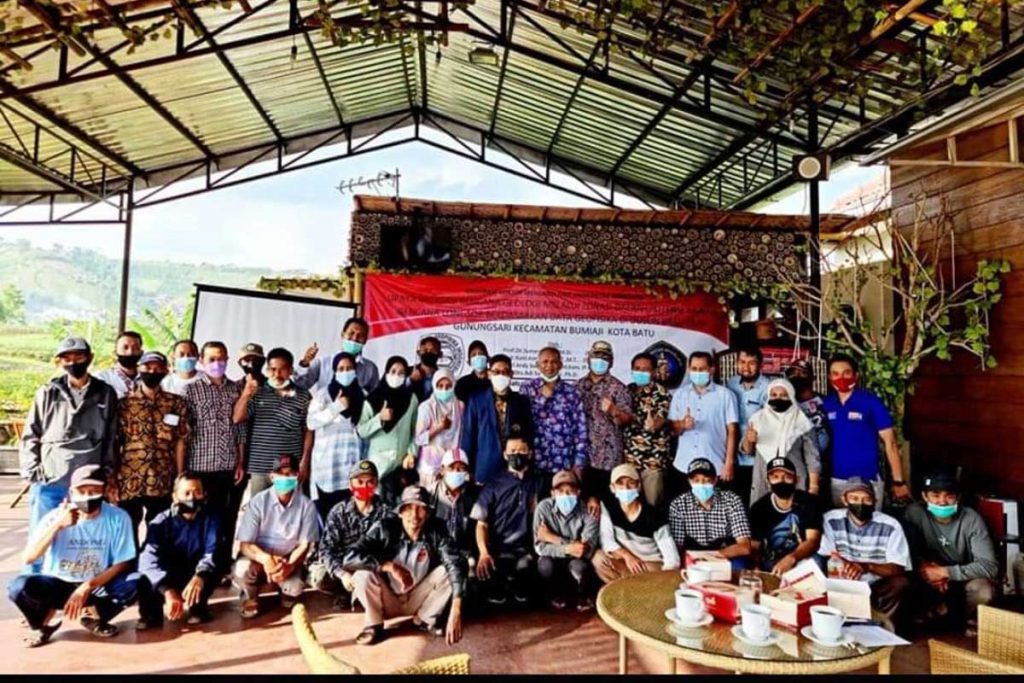 Doktor Mengabdi UB Sosialisasi Mitigasi Bencana di Kota Batu 1 Bersama para warga peserta mitigasi bencana. (ist) - Doktor Mengabdi UB Sosialisasi Mitigasi Bencana di Kota Batu