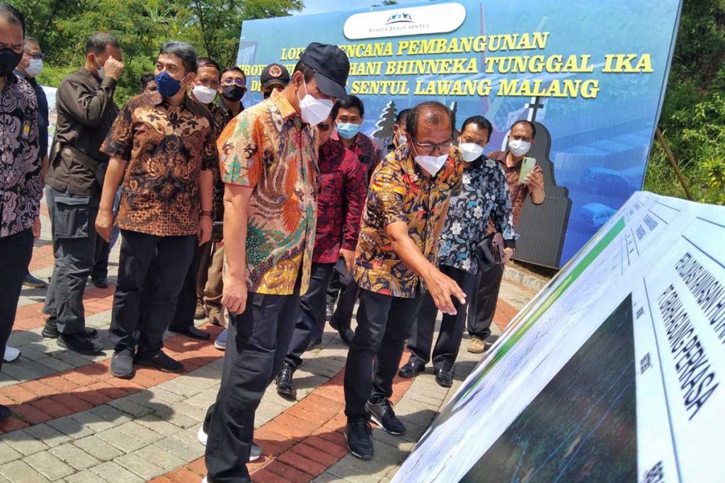 Boy Rafli Amar diajak melihat skema pembangunan Wisata Bhinneka Tunggal Ika. (jaz) - Gandeng BNPT, WBS Bakal Miliki Wisata Bhinneka Tunggal Ika di Lawang