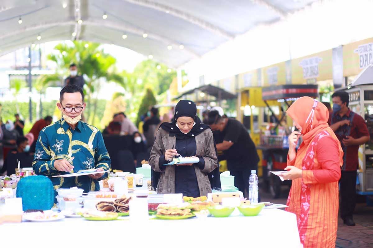 Bunda Fey saat menjadi juri lomba masak pada Festival Street Food Explorasa yang digelar di halaman Kediri Town Square - Ketua TP PKK Jadi Juri Lomba Masak Festival Street Food Explorasa