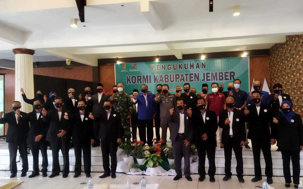 Bupati Hendy Siswanto saat foto bersama anggota Kormi Kabupaten Jember. (ist) - Pengukuhan Kormi Kabupaten Jember, Bupati Dorong Olahraga Rekreasi Pererat Persaudaraan