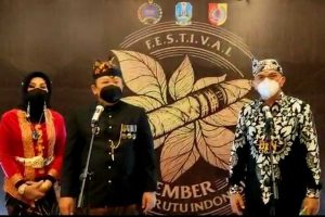 Bupati Jember Hendy Siswanto dan pemilik BIN Cigar Febrian Ananta Kahar, saat acara pendeklarasian Festival Jember Kota Cerutu Indonesia (JKCI). (ist) - Pemkab Jember-Bin Cigar Gelar Festival Jember Kota Cerutu Indonesia