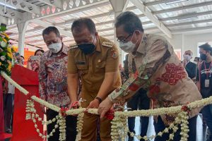 Bupati Jember Hendy Siswanto memotong pita penanda Grand Opening Depo Bangunan Jember. (ist) - Depo Bangunan Buka Gerai ke-10 di Kabupaten Jember