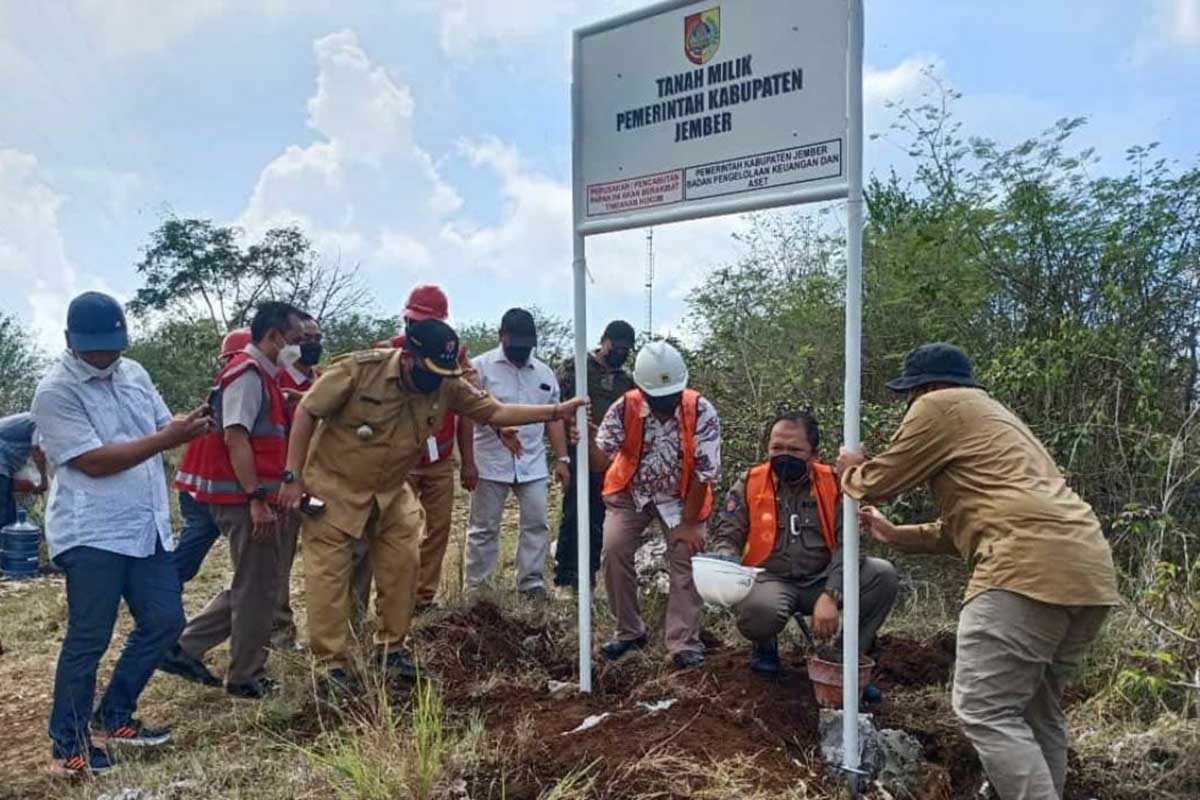 Bupati Jember saat melakukan pemasangan papan nama dan tapal batas Gunung Sadeng di Kecamatan Puger. (ist) - Pemkab Jember Ambil Alih Aset Gunung Batu Kapur di Kecamatan Puger