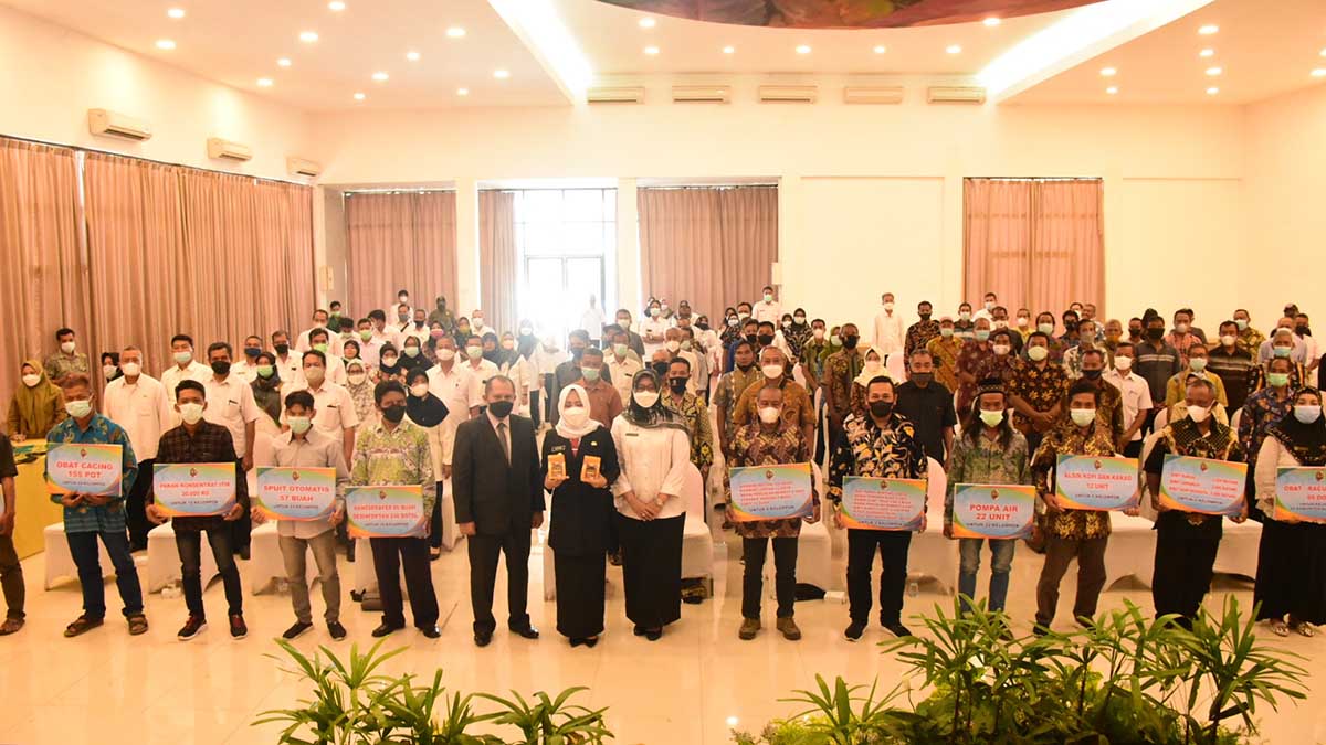 Bupati, Sekda serta Plt Kadisperta foto bersam para tani/ternak penerima DID - Sektor Pertanian dan Peternakan Stabil di Masa Pandemi - Pemkab Mojokerto Serahkan Dana Insentif Daerah