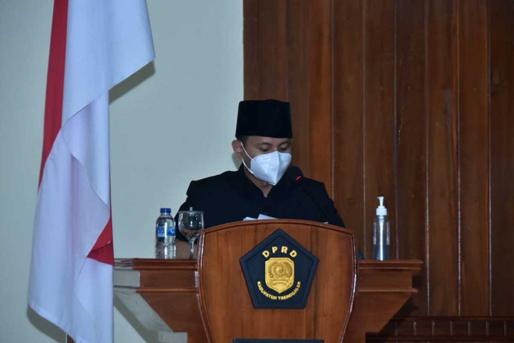 Bupati Trenggalek, Mochmamad Nur Arifin melihat APBD tahun 2022 saat menjawab pandangan umum Fraksi-Fraksi DPRD - Bupati Trenggalek: Kita Melihat APBD 2022 Lebih Optimis