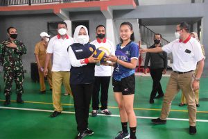 Bupati secara resmi membuka event pekan olahraga dengan ditandai umpan service bola voli - Bupati Buka Event Pekan Olahraga Jenjang SD Tahun 2021