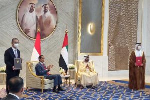 Chairman & CEO Sinar Mas Telecommunication and Technology, mendampingi Presiden RI Joko Widodo, dalam pertukaran dokumen perjanjian di Dubai. (ist) - Smartfren Gandeng Investor Abu Dhabi, Kembangkan Data Center 1000 Megawatt di Indonesia