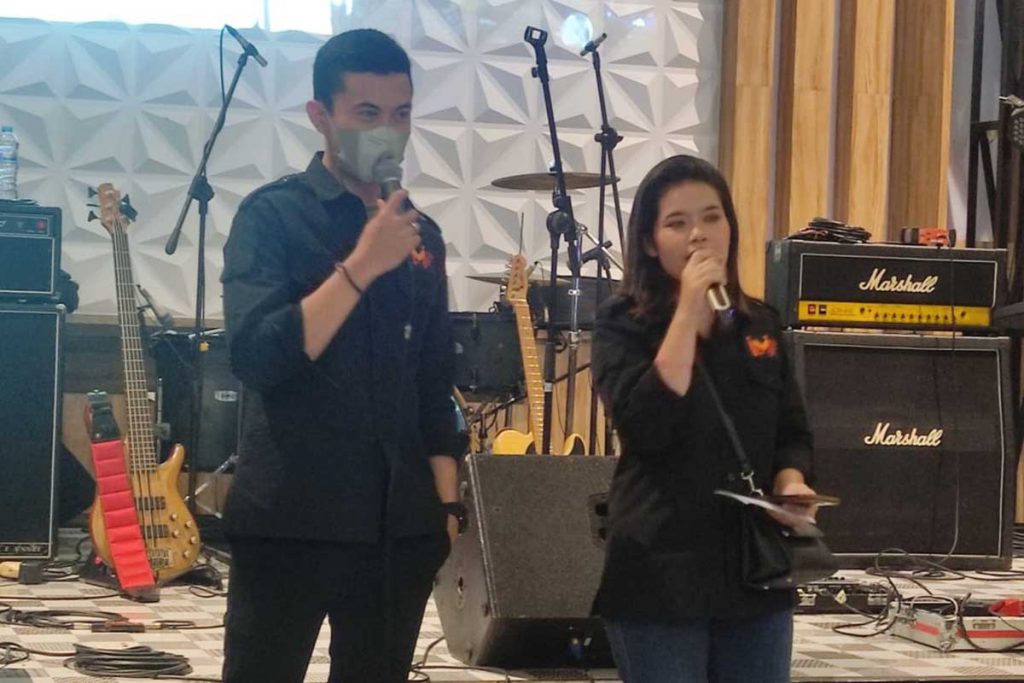Direktur IMI, Artfani Gemelly, didampingi Music Director IMI, Rachmat Dhani Yusuf, menjawab pertanyaan awak media. (rhd) - Label Musik IMI Wadahi Musisi Malang ke Blantika Musik Nasional