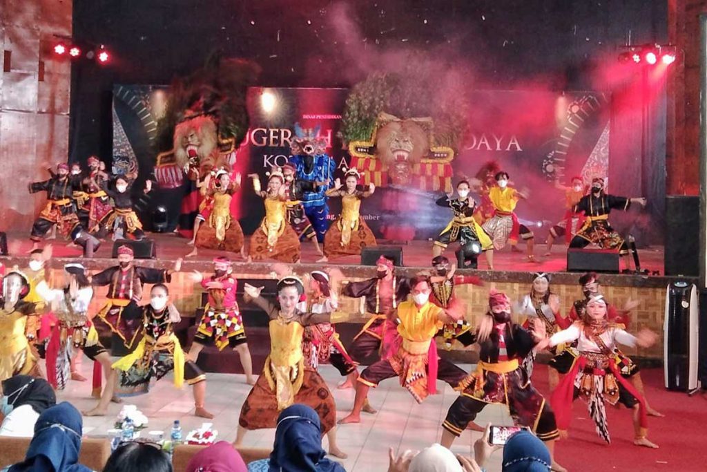 Ditengah sesi, penampilan semua seniman membuat suasana semarak. (jaz) - Hari Pahlawan, Disdikbud Berikan Anugerah Insan Budaya Kota Malang 2021