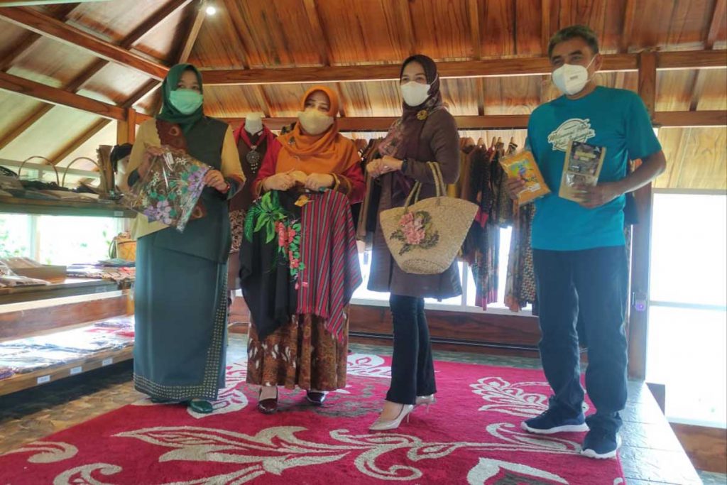 Galeri Karya Anak Negeri NK Cafe, Bangkitkan Produk UMKM dan IKM Malang Raya 1 Djoni Sudjatmoko, bersama Ketua Dekranasda Kabupaten Malang dan jajarannya. (rhd) - Galeri Karya Anak Negeri NK Cafe, Bangkitkan Produk UMKM dan IKM Malang Raya