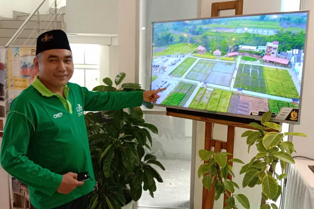 Djoni Sudjatmoko menunjukkan konsep Kawasan 100 Persen Produk Indonesia yang sudah berjalan di area 1,5 hektar dari target 12 hektare. (ist) - Kawasan 100 Persen Produk Indonesia Jadi Usulan Forum Bisnis HPN Jatim
