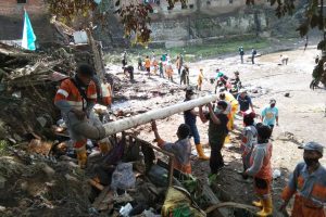 Elemen masyarakat dan Forkopimda bersihkan sampah, sedimen, material dan ranting di kawasan DAS Brantas. (ist) - Pasca Banjir, Elemen Masyarakat dan Forkopimda Bersihkan Sampah hingga Salurkan Bantuan