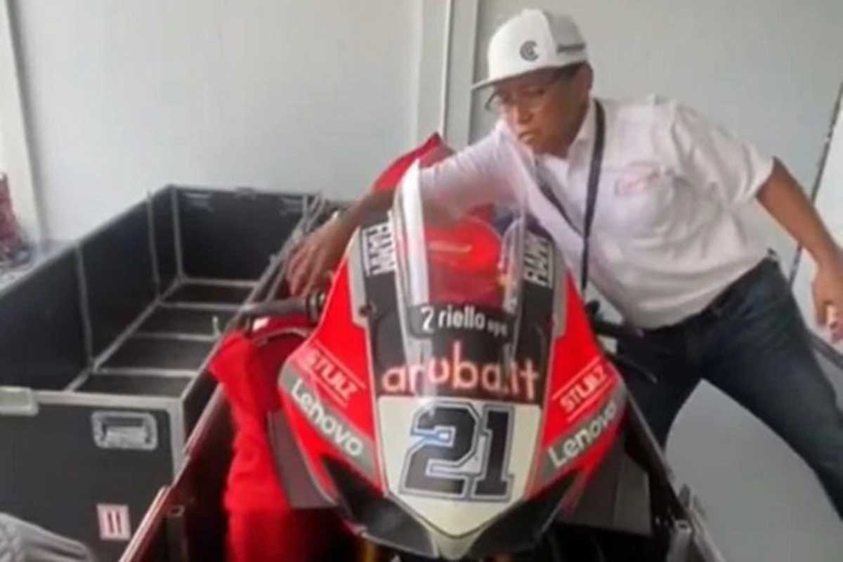 Foto viral dugaan unboxing Ducati ilegal. (ist) - Ducati Marah Kargo Di-Unboxing Ilegal, Begini Penjelasan WSBK