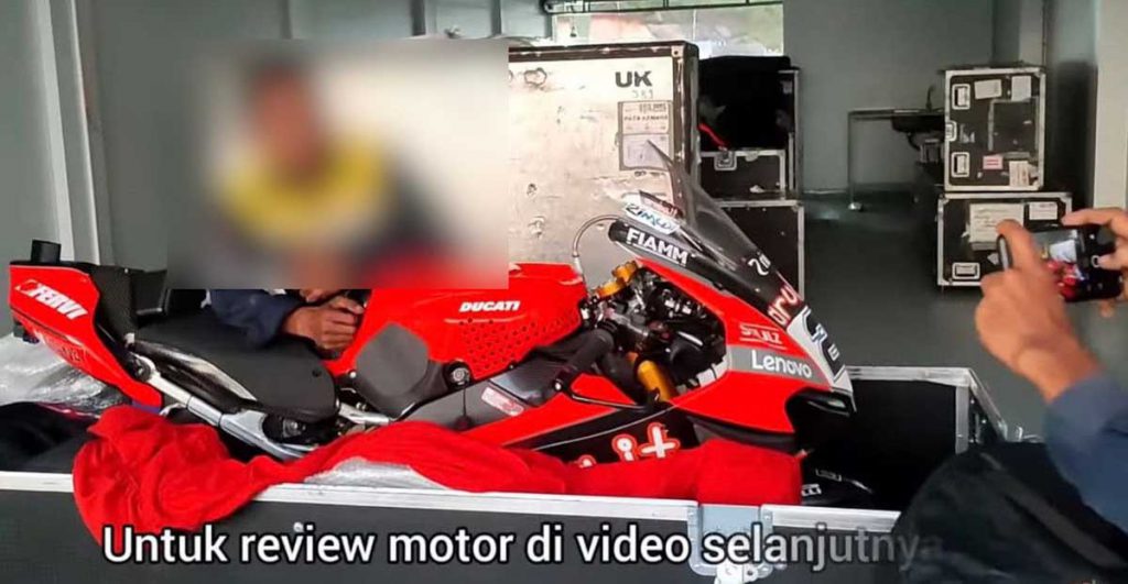 Ducati Marah Kargo Di-Unboxing Ilegal, Begini Penjelasan WSBK 1 Foto viral dugaan unboxing Ducati ilegal. (ist) - Ducati Marah Kargo Di-Unboxing Ilegal, Begini Penjelasan WSBK