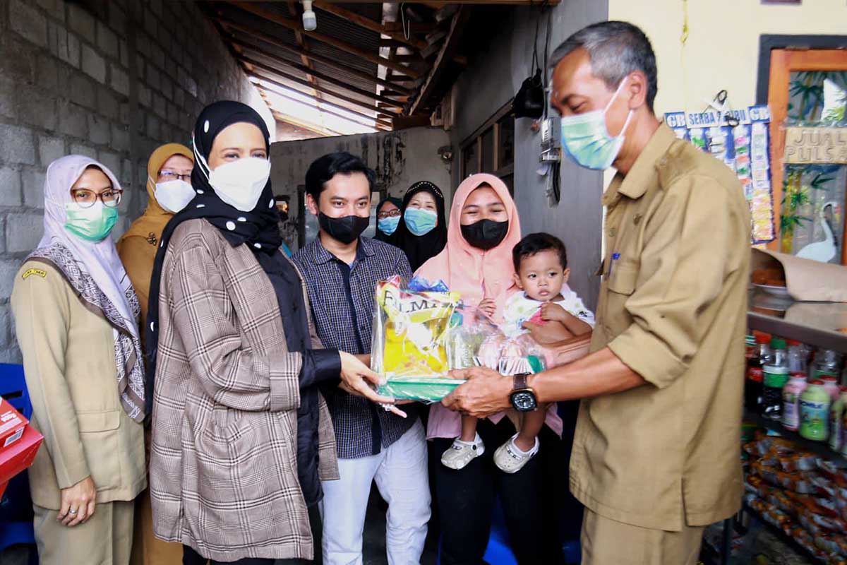 Ferry Silviana Abdullah Abu Bakar menyerahkan bantuan Pemberian Makanan Tambahan (PMT) kepada Balita,Senin (22/11/2021) - Bunda Fey Beri Edukasi Pemenuhan Gizi pada Balita - Serahkan Bantuan PMT ASN Berbagi dari DKPP