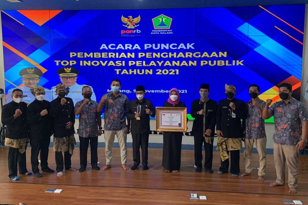 Forkopimda Kota Malang menerima penghargaan Top Inovasi dari Kemenpan RB. (ist) - Si Ikan Nila Antarkan Kota Malang Raih Penghargaan Top Inovasi dari Kemenpan RB