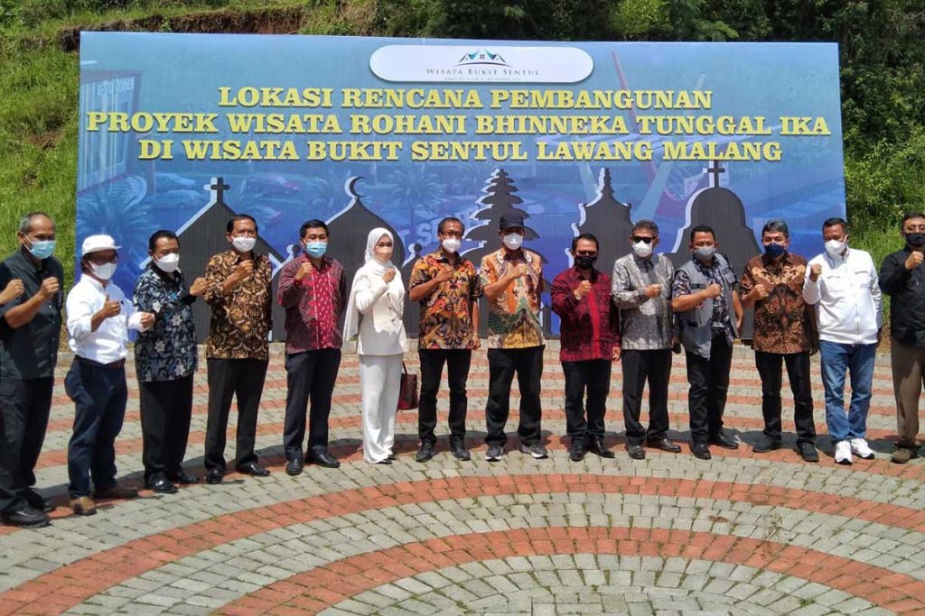 Foto bersama rombongan BNPT, CEO Graha Agung Kencana, dan para tokoh. (jaz) - Gandeng BNPT, WBS Bakal Miliki Wisata Bhinneka Tunggal Ika di Lawang