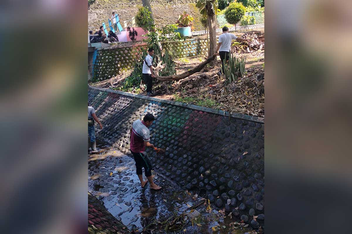 GHIPPA, Petani dan Karyawan UPTD Pengairan Rogojampi saat membersihkan aliran sungai Concrong, Kecamatan Rogojampi (Foto: Indah Razak) - Didukung 6 UPTD Pengairan, GHIPPA Dan Petani Gelar Tradisi Bubak Sawah