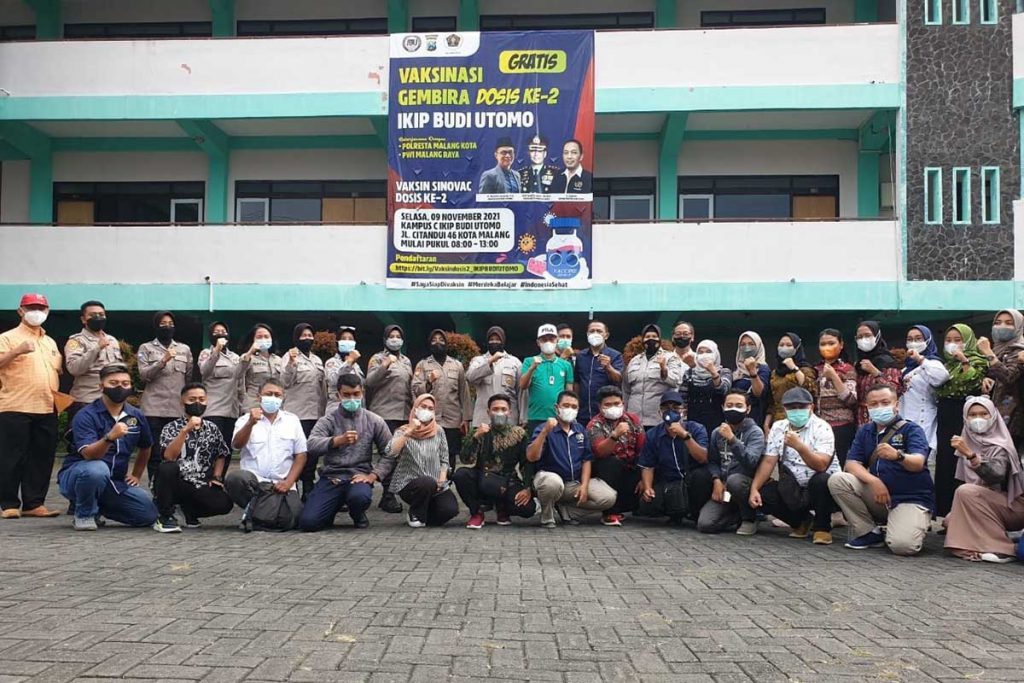 Gabungan panitia PWI Malang Raya, Polresta Makota dan IBU Malang. (ist) - PWI Malang Raya, Polresta Makota dan IBU Malang Sukseskan Herd Immunity dengan Vaksinasi Dosis II