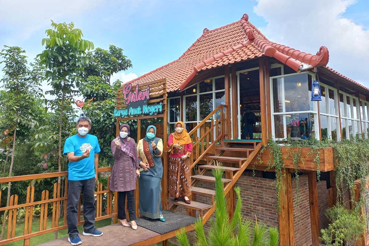 Galeri Karya Anak Negeri di NK Cafe. (rhd) - Galeri Karya Anak Negeri NK Cafe, Bangkitkan Produk UMKM dan IKM Malang Raya
