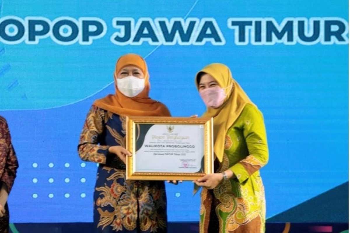 Gubernur Jatim serahkan piagam penghargaan OPOP 2021 kepada Asisten Perekonomian dan Pembangunan. (ist) - Wali Kota Probolinggo Raih Apresiasi OPOP 2021 dari Gubernur Jatim