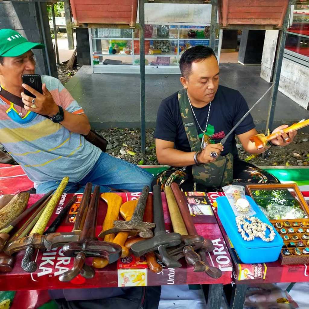 Helmi, kolektor barang antik memamerkan keris antik - Ingin Miliki Barang Antik Dan Batu Permata Berkualitas, Datang Aja Ke Banyuwangi