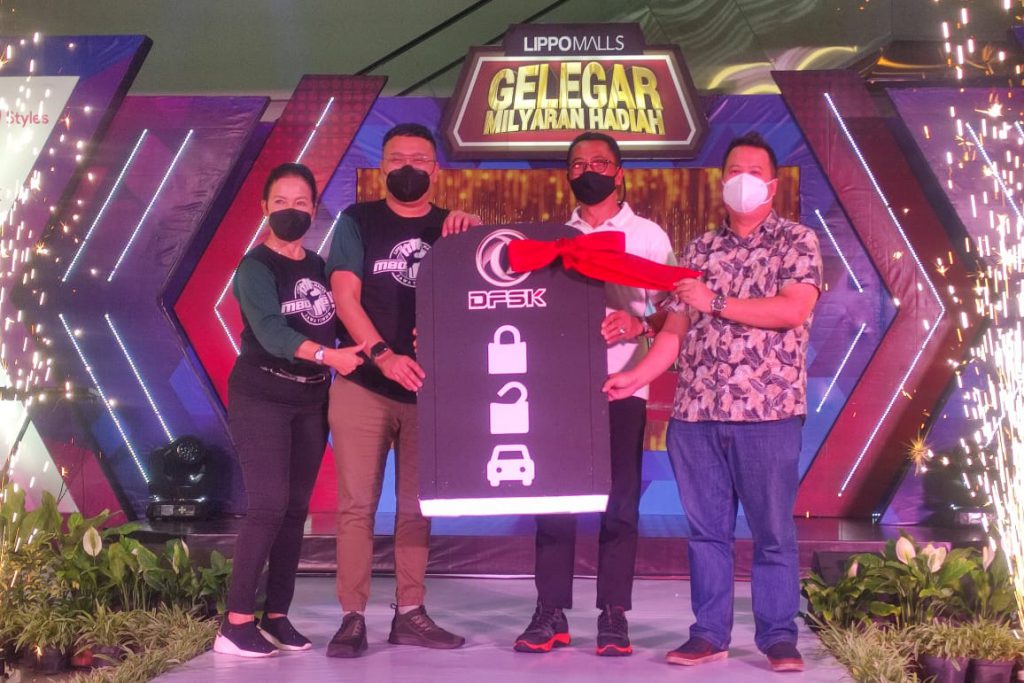 Penyerahan simbolis Grand Prize 1 unit mobil DFSK Glory.