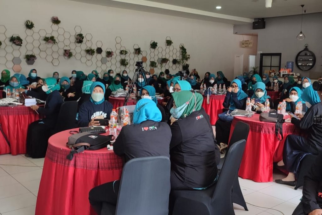 Kader PKK Kota Probolinggo menyimak pemaparan pemateri.