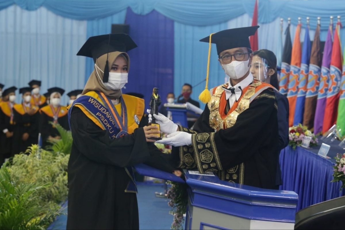 Direktur Polinema mewisuda lulusan terbaik.