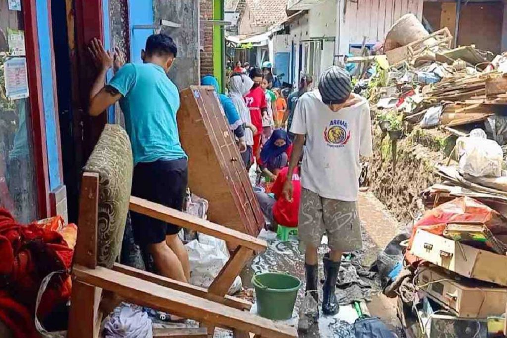 Ikut membantu warga berbenah dan memperbaiki perabot rumah. (ist) - IBU Malang Peduli Sosial, Terjun Kerja Bakti Bersihkan Sampah Banjir