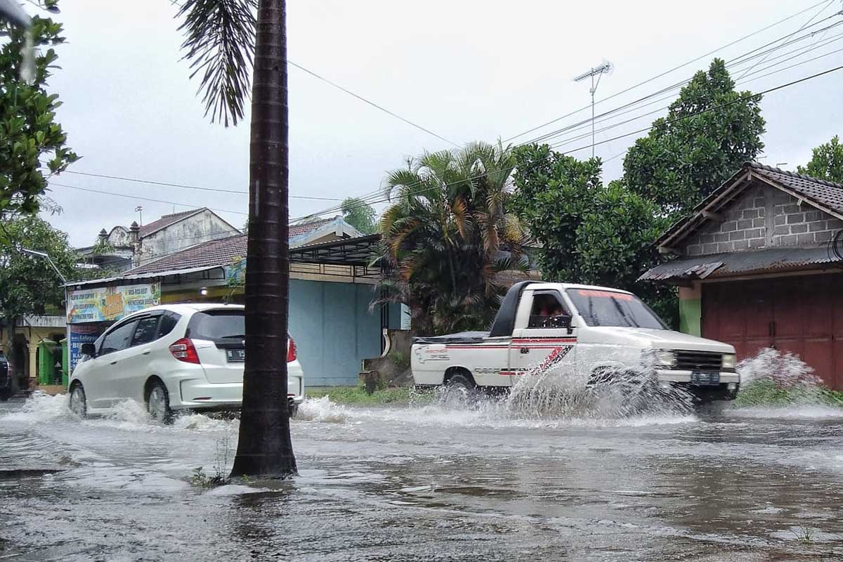 Ilustrasi genangan air akibat hujan deras di Kota Malang. (jaz) - Begini Rekayasa Penanganan Banjir di Daerah Soekarno Hatta-Kedawung