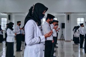 Ilustrasi pendidik guru madrasah sedang menundukkan kepala seraya berdoa. (jaz) - Perekrutan Guru Swasta Madrasah Ada Instrumen Penilaian Moderat